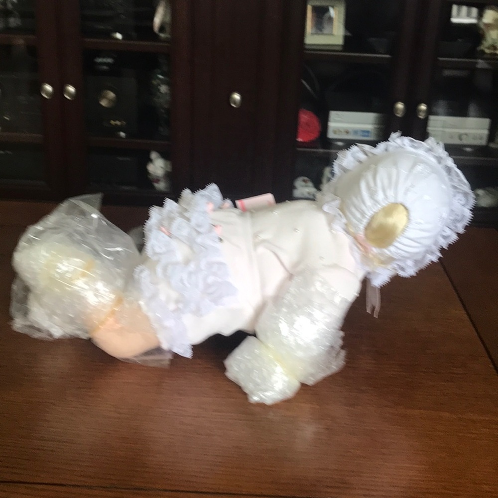 Ashton Drake “Sarah” Collectable Doll - Picture 5 of 8